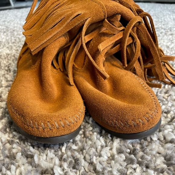 Almost NEW Minnetonka Women's 3-Layer Fringe Boot  size 7 - Picture 8 of 14